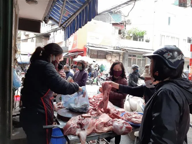 Dân đỏ mắt chờ, vì sao thịt lợn giá rẻ vẫn chỉ ở trên tivi? - Ảnh 2. Dân đỏ mắt chờ, vì sao thịt lợn giá rẻ vẫn chỉ ở trên tivi? - Ảnh 2.