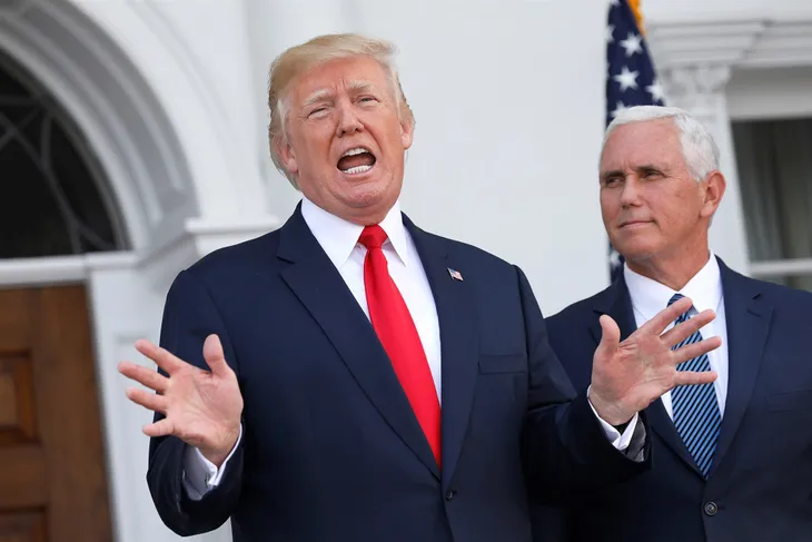 Ai sẽ chèo lái nước Mỹ nếu Tổng thống Trump dính COVID-19? - Ảnh 1. Ai sẽ chèo lái nước Mỹ nếu Tổng thống Trump dính COVID-19? - Ảnh 1.