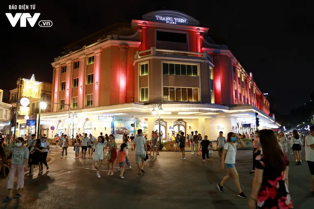 Phố đi bộ Hà Nội nhộn nhịp ngày hoạt động trở lại - Ảnh 13. Phố đi bộ Hà Nội nhộn nhịp ngày hoạt động trở lại - Ảnh 13.