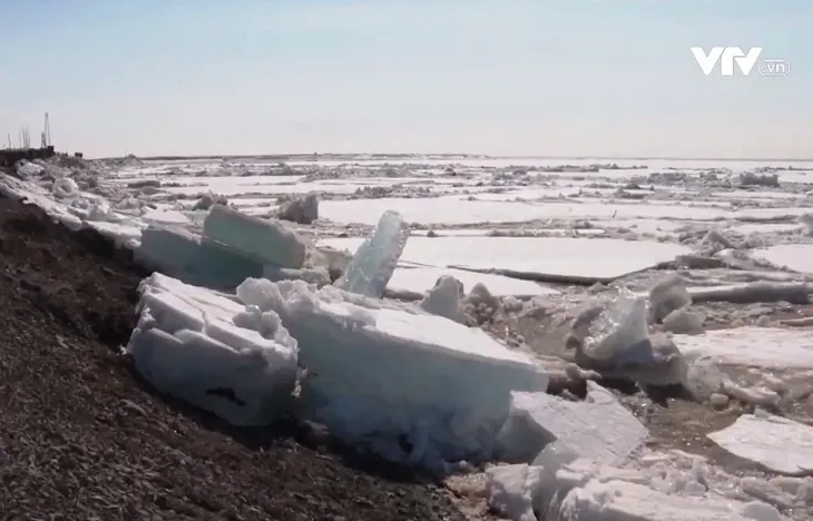 Băng tan gây lũ lụt nghiêm trọng tại Siberia, Nga - Ảnh 1. Băng tan gây lũ lụt nghiêm trọng tại Siberia, Nga - Ảnh 1.