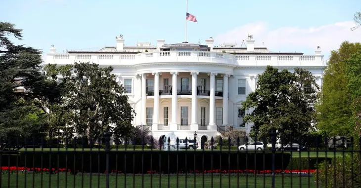 Ai sẽ chèo lái nước Mỹ nếu Tổng thống Trump dính COVID-19? - Ảnh 2. Ai sẽ chèo lái nước Mỹ nếu Tổng thống Trump dính COVID-19? - Ảnh 2.