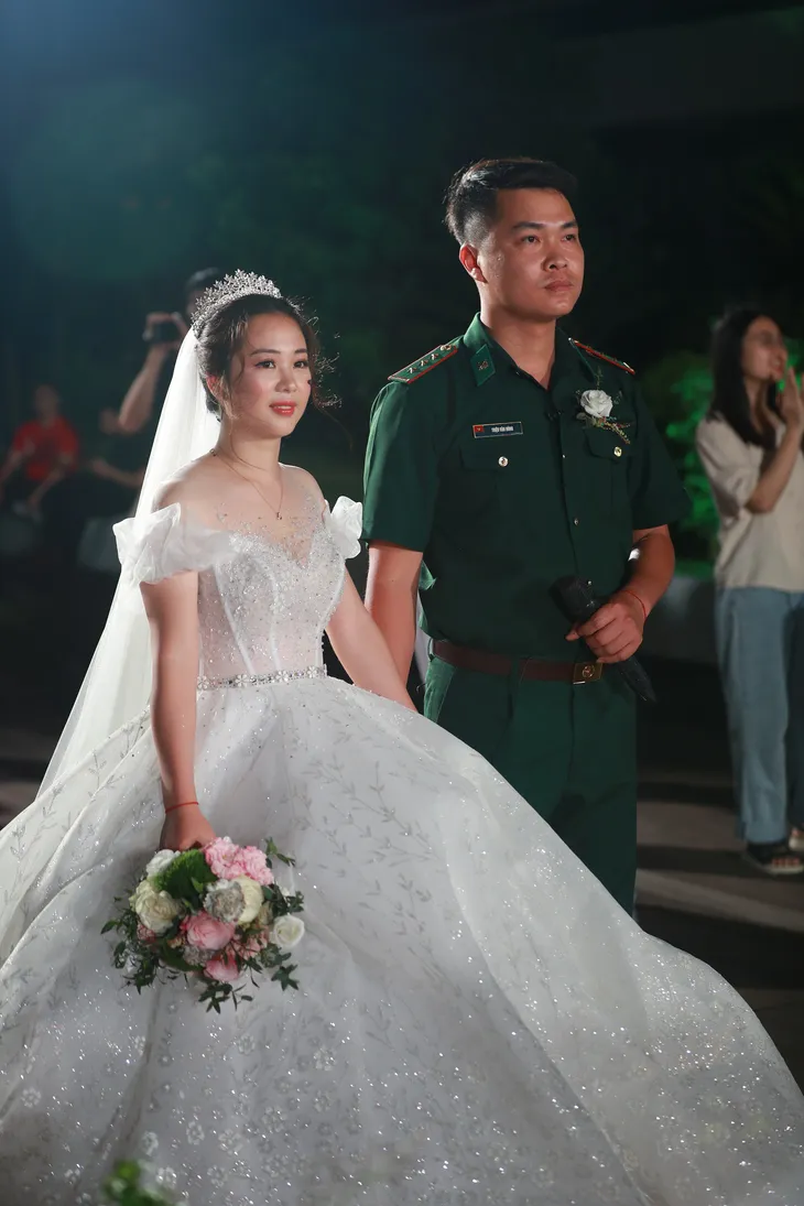 Điều ước thứ 7: Đám cưới đặc biệt của người chiến sĩ giữa mùa dịch COVID-19 - Ảnh 7. Điều ước thứ 7: Đám cưới đặc biệt của người chiến sĩ giữa mùa dịch COVID-19 - Ảnh 7.