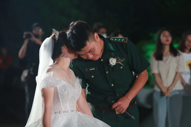 Điều ước thứ 7: Đám cưới đặc biệt của người chiến sĩ giữa mùa dịch COVID-19 - Ảnh 6. Điều ước thứ 7: Đám cưới đặc biệt của người chiến sĩ giữa mùa dịch COVID-19 - Ảnh 6.