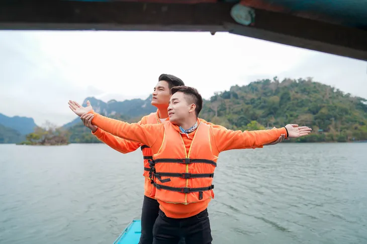 Đỗ Duy Nam run rẩy nấu ăn trên bè, nước sâu 35m - Ảnh 1. Đỗ Duy Nam run rẩy nấu ăn trên bè, nước sâu 35m - Ảnh 1.