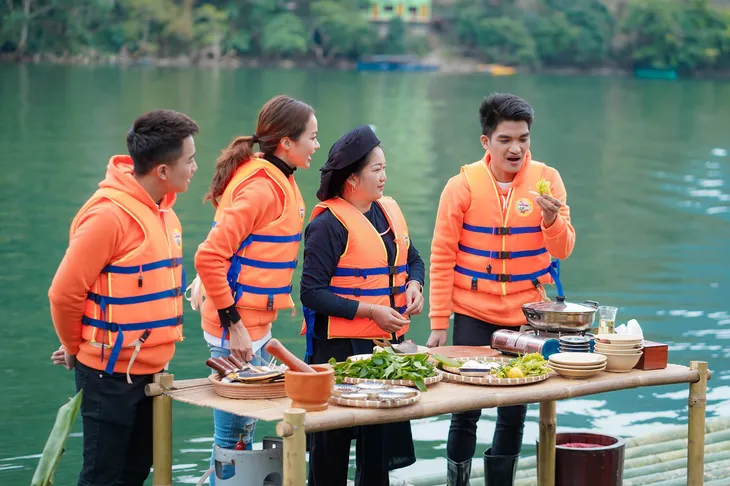 Đỗ Duy Nam run rẩy nấu ăn trên bè, nước sâu 35m - Ảnh 3. Đỗ Duy Nam run rẩy nấu ăn trên bè, nước sâu 35m - Ảnh 3.