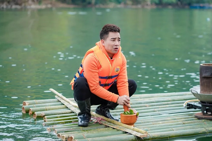 Đỗ Duy Nam run rẩy nấu ăn trên bè, nước sâu 35m - Ảnh 4. Đỗ Duy Nam run rẩy nấu ăn trên bè, nước sâu 35m - Ảnh 4.