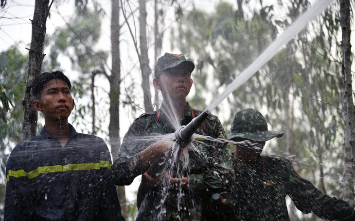 Hàng chục ha rừng tràm ở Kiên Giang bị bà hỏa thiêu rụi - Ảnh 2. Hàng chục ha rừng tràm ở Kiên Giang bị bà hỏa thiêu rụi - Ảnh 2.