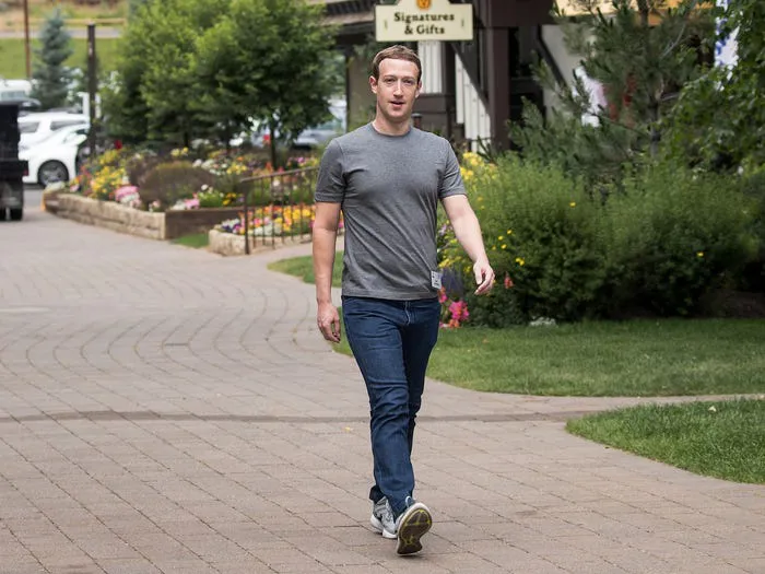 Tài sản hơn 80 tỷ USD, ông chủ Facebook vẫn ở nhà để vợ gọt đầu - Ảnh 2. Tài sản hơn 80 tỷ USD, ông chủ Facebook vẫn ở nhà để vợ gọt đầu - Ảnh 2.