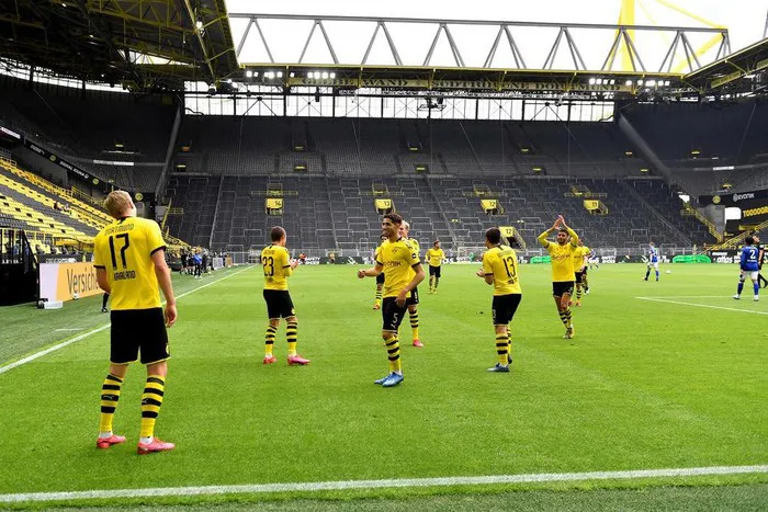 Bundesliga trở lại: Ăn mừng theo kiểu giãn cách xã hội - Ảnh 2. Bundesliga trở lại: Ăn mừng theo kiểu giãn cách xã hội - Ảnh 2.
