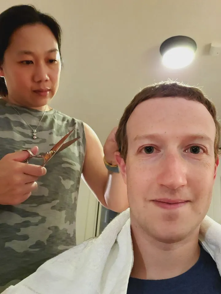 Tài sản hơn 80 tỷ USD, ông chủ Facebook vẫn ở nhà để vợ gọt đầu - Ảnh 1. Tài sản hơn 80 tỷ USD, ông chủ Facebook vẫn ở nhà để vợ gọt đầu - Ảnh 1.