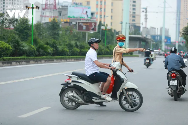 Xử phạt gần 1 tỷ đồng trong ngày đầu tổng kiểm soát phương tiện giao thông - Ảnh 1. Xử phạt gần 1 tỷ đồng trong ngày đầu tổng kiểm soát phương tiện giao thông - Ảnh 1.