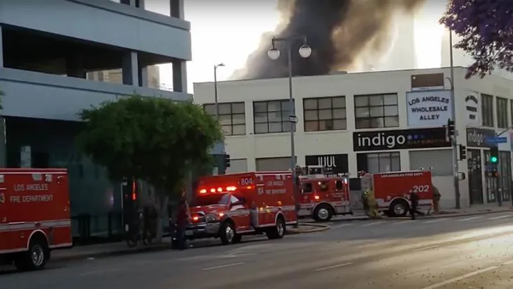 Mỹ: Nổ lớn tại Los Angeles, 11 lính cứu hỏa bị thương - Ảnh 3. Mỹ: Nổ lớn tại Los Angeles, 11 lính cứu hỏa bị thương - Ảnh 3.