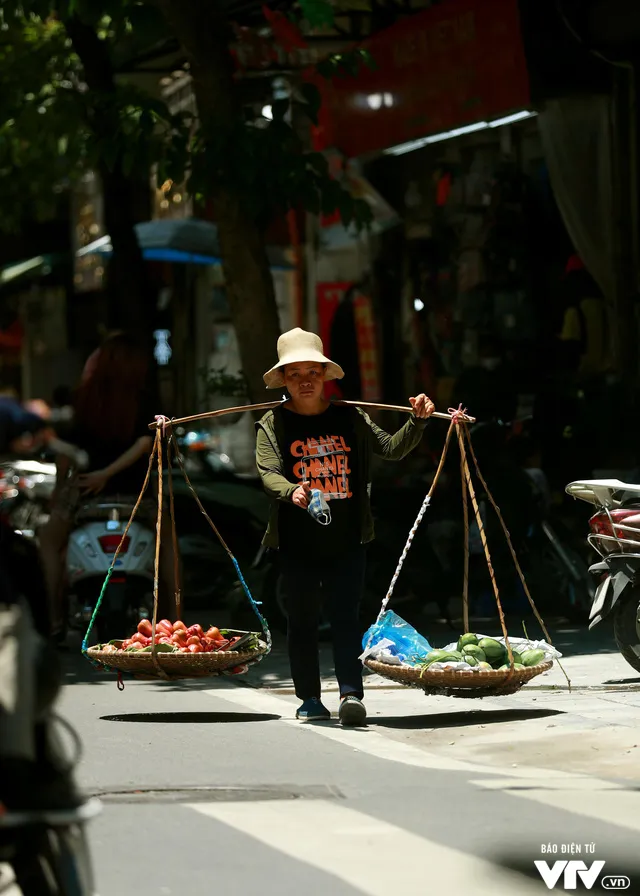 Chật vật mưu sinh dọc phố cổ Hà Nội thời kỳ bình thường mới - Ảnh 3. Chật vật mưu sinh dọc phố cổ Hà Nội thời kỳ bình thường mới - Ảnh 3.