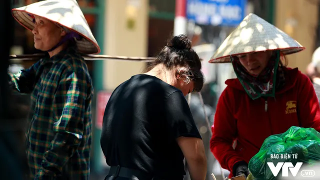 Chật vật mưu sinh dọc phố cổ Hà Nội thời kỳ bình thường mới - Ảnh 4. Chật vật mưu sinh dọc phố cổ Hà Nội thời kỳ bình thường mới - Ảnh 4.