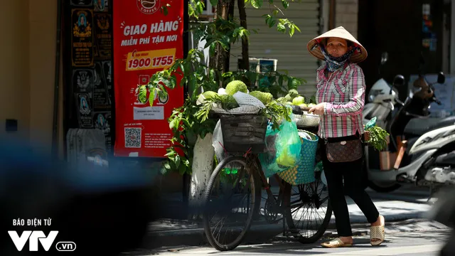 Chật vật mưu sinh dọc phố cổ Hà Nội thời kỳ bình thường mới - Ảnh 5. Chật vật mưu sinh dọc phố cổ Hà Nội thời kỳ bình thường mới - Ảnh 5.