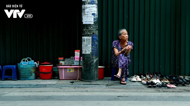 Chật vật mưu sinh dọc phố cổ Hà Nội thời kỳ bình thường mới - Ảnh 7. Chật vật mưu sinh dọc phố cổ Hà Nội thời kỳ bình thường mới - Ảnh 7.