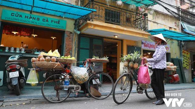 Chật vật mưu sinh dọc phố cổ Hà Nội thời kỳ bình thường mới - Ảnh 8. Chật vật mưu sinh dọc phố cổ Hà Nội thời kỳ bình thường mới - Ảnh 8.