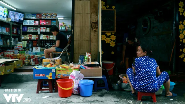 Chật vật mưu sinh dọc phố cổ Hà Nội thời kỳ bình thường mới - Ảnh 11. Chật vật mưu sinh dọc phố cổ Hà Nội thời kỳ bình thường mới - Ảnh 11.
