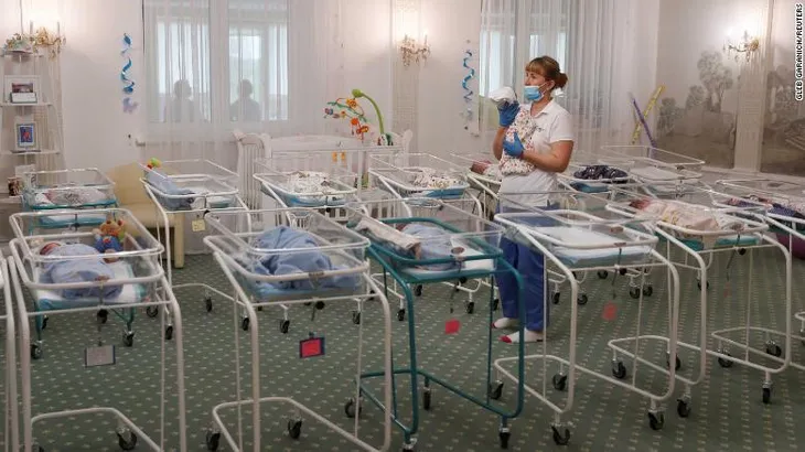 Những em bé bị mắc kẹt tại Ukraine vì COVID-19 - Ảnh 1. Những em bé bị mắc kẹt tại Ukraine vì COVID-19 - Ảnh 1.