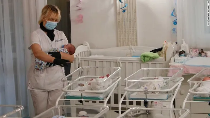 Những em bé bị mắc kẹt tại Ukraine vì COVID-19 - Ảnh 2. Những em bé bị mắc kẹt tại Ukraine vì COVID-19 - Ảnh 2.