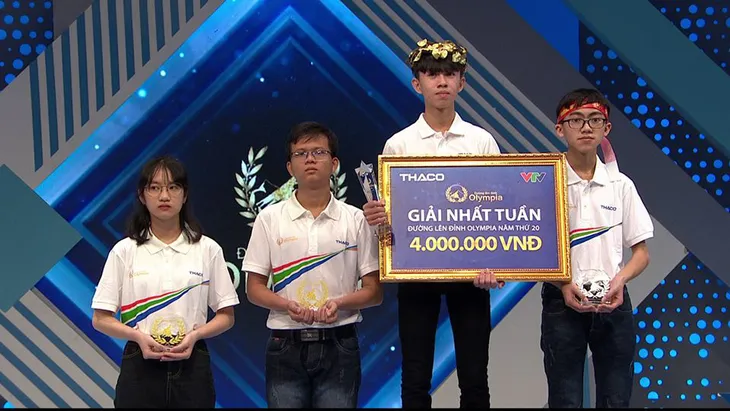 Đường lên đỉnh Olympia: Nữ sinh Hà Nội có phần chào hỏi cực chất - Ảnh 2. Đường lên đỉnh Olympia: Nữ sinh Hà Nội có phần chào hỏi cực chất - Ảnh 2.