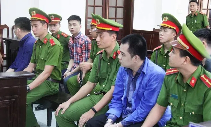 Vụ Giang 36 vây xe chở công an: Truy tố tội gây rối trật tự công cộng và trốn thuế - Ảnh 3. Vụ Giang 36 vây xe chở công an: Truy tố tội gây rối trật tự công cộng và trốn thuế - Ảnh 3.