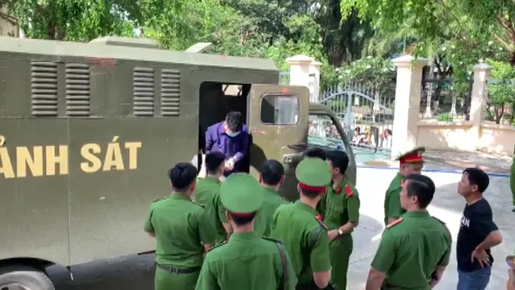 Vụ Giang 36 vây xe chở công an: Truy tố tội gây rối trật tự công cộng và trốn thuế - Ảnh 2. Vụ Giang 36 vây xe chở công an: Truy tố tội gây rối trật tự công cộng và trốn thuế - Ảnh 2.