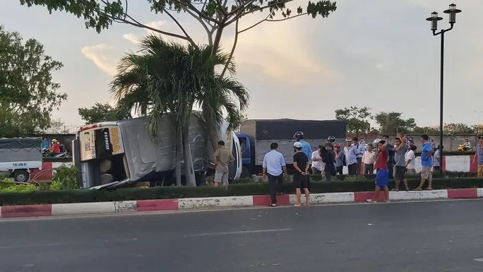Ô tô 16 chỗ lao vào dải phân cách rồi lật nghiêng làm 4 người bị thương - Ảnh 2. Ô tô 16 chỗ lao vào dải phân cách rồi lật nghiêng làm 4 người bị thương - Ảnh 2.