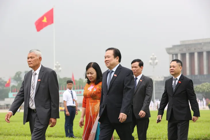 Lãnh đạo Đảng, Nhà nước, đại biểu Quốc hội vào Lăng viếng Bác - Ảnh 9. Lãnh đạo Đảng, Nhà nước, đại biểu Quốc hội vào Lăng viếng Bác - Ảnh 9.