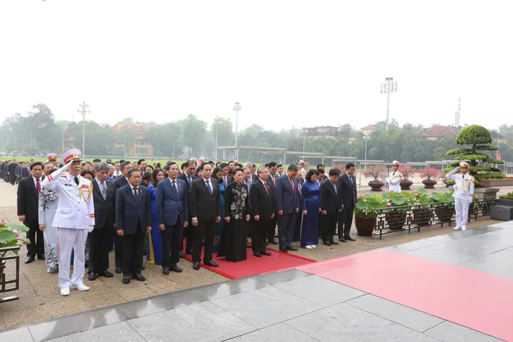 Lãnh đạo Đảng, Nhà nước, đại biểu Quốc hội vào Lăng viếng Bác - Ảnh 4. Lãnh đạo Đảng, Nhà nước, đại biểu Quốc hội vào Lăng viếng Bác - Ảnh 4.