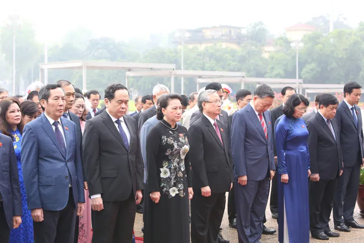 Lãnh đạo Đảng, Nhà nước, đại biểu Quốc hội vào Lăng viếng Bác - Ảnh 5. Lãnh đạo Đảng, Nhà nước, đại biểu Quốc hội vào Lăng viếng Bác - Ảnh 5.