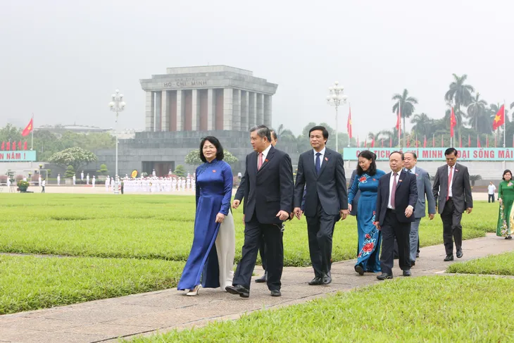 Lãnh đạo Đảng, Nhà nước, đại biểu Quốc hội vào Lăng viếng Bác - Ảnh 7. Lãnh đạo Đảng, Nhà nước, đại biểu Quốc hội vào Lăng viếng Bác - Ảnh 7.
