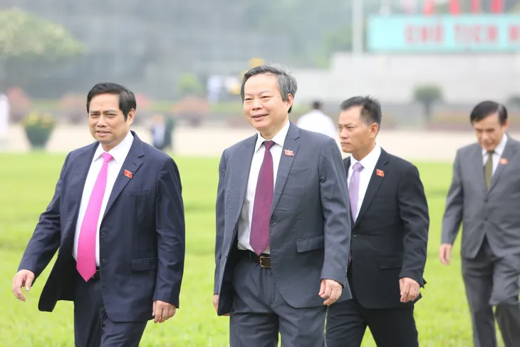 Lãnh đạo Đảng, Nhà nước, đại biểu Quốc hội vào Lăng viếng Bác - Ảnh 8. Lãnh đạo Đảng, Nhà nước, đại biểu Quốc hội vào Lăng viếng Bác - Ảnh 8.