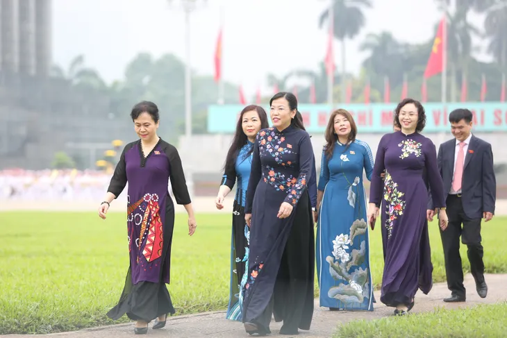 Lãnh đạo Đảng, Nhà nước, đại biểu Quốc hội vào Lăng viếng Bác - Ảnh 10. Lãnh đạo Đảng, Nhà nước, đại biểu Quốc hội vào Lăng viếng Bác - Ảnh 10.