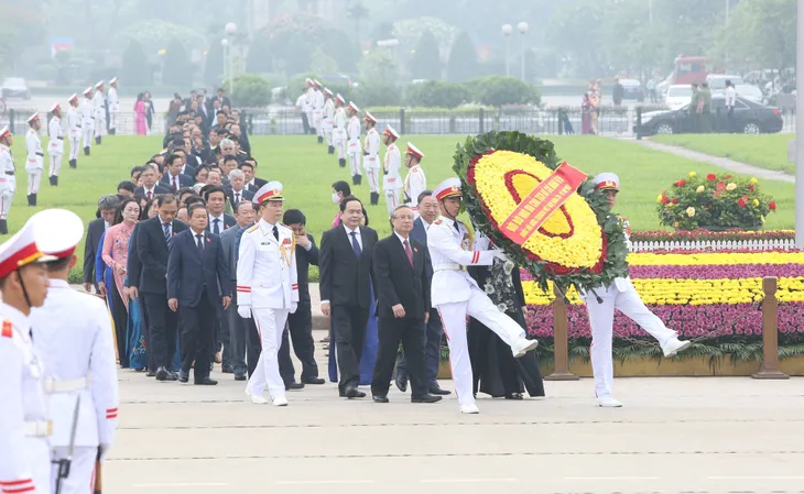 Lãnh đạo Đảng, Nhà nước, đại biểu Quốc hội vào Lăng viếng Bác - Ảnh 2. Lãnh đạo Đảng, Nhà nước, đại biểu Quốc hội vào Lăng viếng Bác - Ảnh 2.