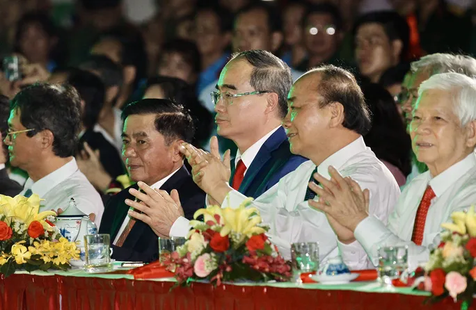 Lắng đọng, xúc động cầu truyền hình Hồ Chí Minh - sáng ngời ý chí Việt Nam - Ảnh 1.