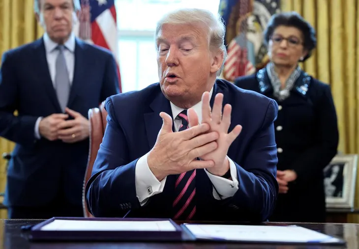 Ông Trump tự uống thuốc điều trị sốt rét để ngừa COVID-19, giới chức y tế Mỹ đau tim! - Ảnh 2. Ông Trump tự uống thuốc điều trị sốt rét để ngừa COVID-19, giới chức y tế Mỹ đau tim! - Ảnh 2.