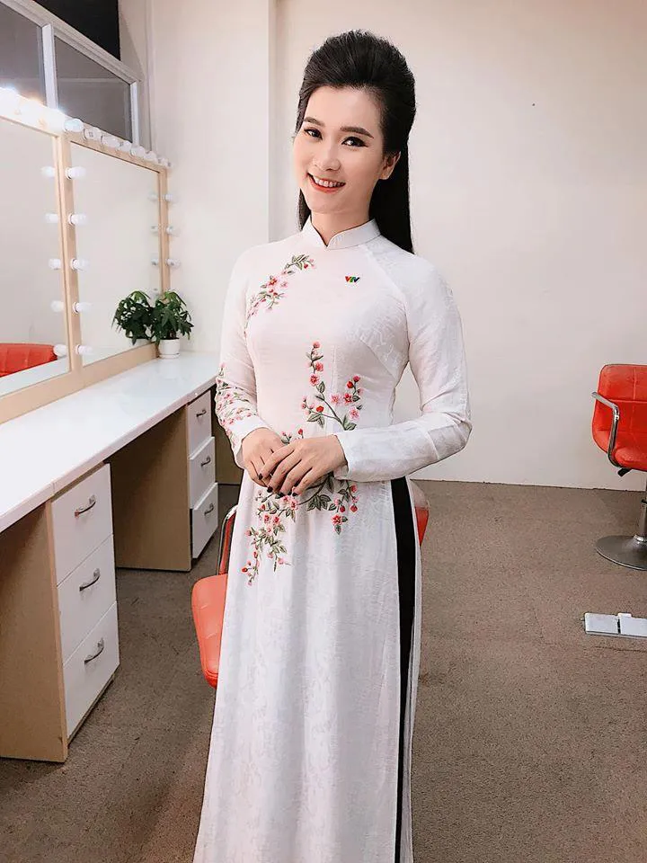 Diện áo dài trắng, Mai Ngọc sang trọng, Hoài Anh như thiếu nữ - Ảnh 8. Diện áo dài trắng, Mai Ngọc sang trọng, Hoài Anh như thiếu nữ - Ảnh 8.