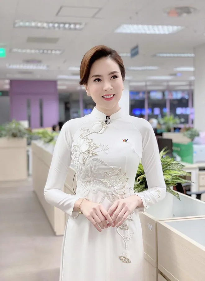 Diện áo dài trắng, Mai Ngọc sang trọng, Hoài Anh như thiếu nữ - Ảnh 4. Diện áo dài trắng, Mai Ngọc sang trọng, Hoài Anh như thiếu nữ - Ảnh 4.