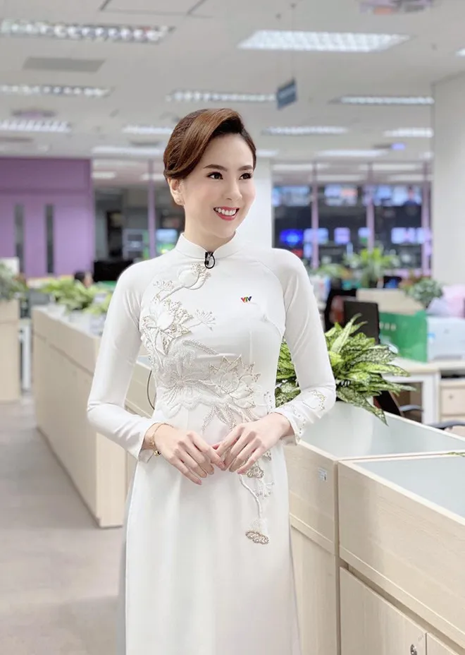Diện áo dài trắng, Mai Ngọc sang trọng, Hoài Anh như thiếu nữ - Ảnh 5. Diện áo dài trắng, Mai Ngọc sang trọng, Hoài Anh như thiếu nữ - Ảnh 5.