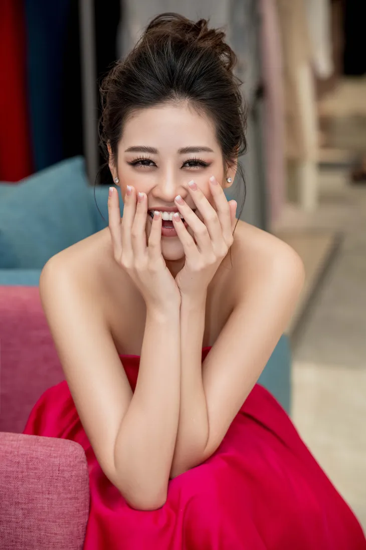 Hoa hậu Khánh Vân bất ngờ xuất hiện rạng rỡ tại Hà Nội - Ảnh 7. Hoa hậu Khánh Vân bất ngờ xuất hiện rạng rỡ tại Hà Nội - Ảnh 7.