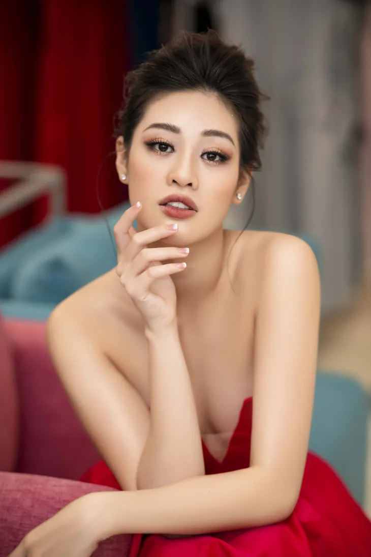 Hoa hậu Khánh Vân bất ngờ xuất hiện rạng rỡ tại Hà Nội - Ảnh 4. Hoa hậu Khánh Vân bất ngờ xuất hiện rạng rỡ tại Hà Nội - Ảnh 4.