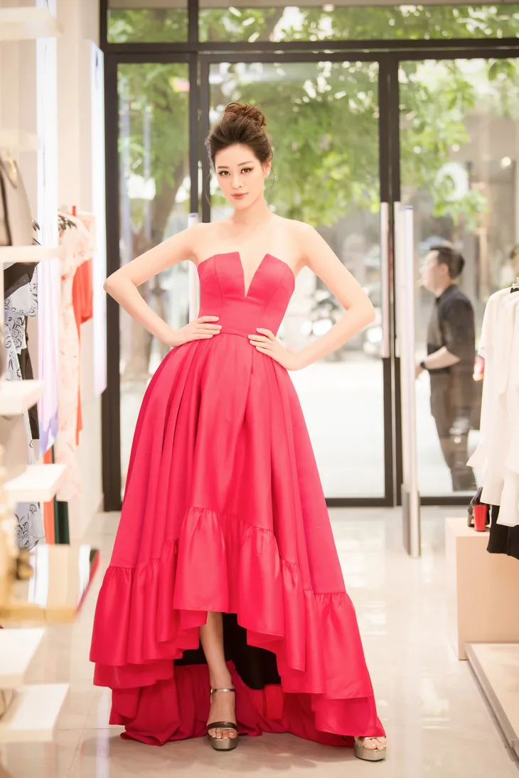 Hoa hậu Khánh Vân bất ngờ xuất hiện rạng rỡ tại Hà Nội - Ảnh 1. Hoa hậu Khánh Vân bất ngờ xuất hiện rạng rỡ tại Hà Nội - Ảnh 1.