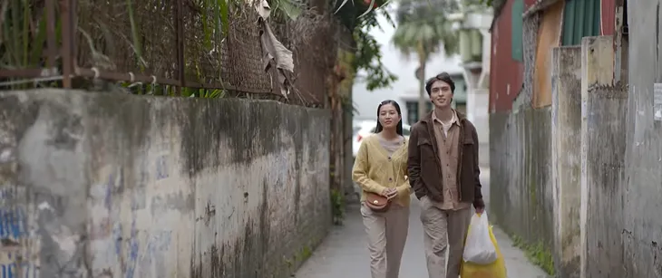 Nhà trọ Balanha - Tập 27: Chết cười màn tranh thủ hôn trên xe bus của Lâm - Hân - Ảnh 4. Nhà trọ Balanha - Tập 27: Chết cười màn tranh thủ hôn trên xe bus của Lâm - Hân - Ảnh 4.