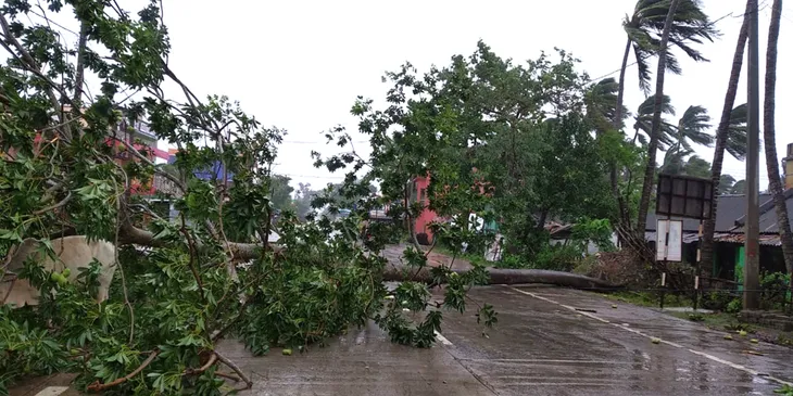 Siêu bão Amphan tàn phá Ấn Độ và Bangladesh, ít nhất 20 người thiệt mạng - Ảnh 1. Siêu bão Amphan tàn phá Ấn Độ và Bangladesh, ít nhất 20 người thiệt mạng - Ảnh 1.