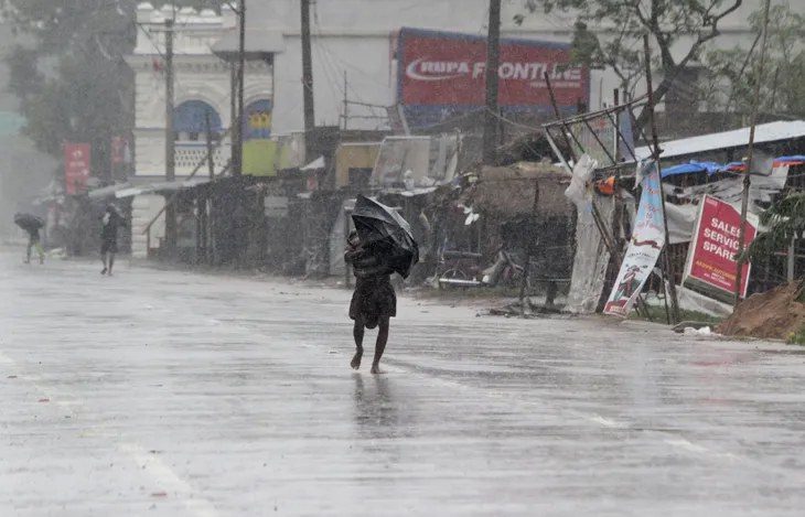 Siêu bão Amphan tàn phá Ấn Độ và Bangladesh, ít nhất 20 người thiệt mạng - Ảnh 3. Siêu bão Amphan tàn phá Ấn Độ và Bangladesh, ít nhất 20 người thiệt mạng - Ảnh 3.