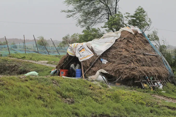Siêu bão Amphan tàn phá Ấn Độ và Bangladesh, ít nhất 20 người thiệt mạng - Ảnh 4. Siêu bão Amphan tàn phá Ấn Độ và Bangladesh, ít nhất 20 người thiệt mạng - Ảnh 4.