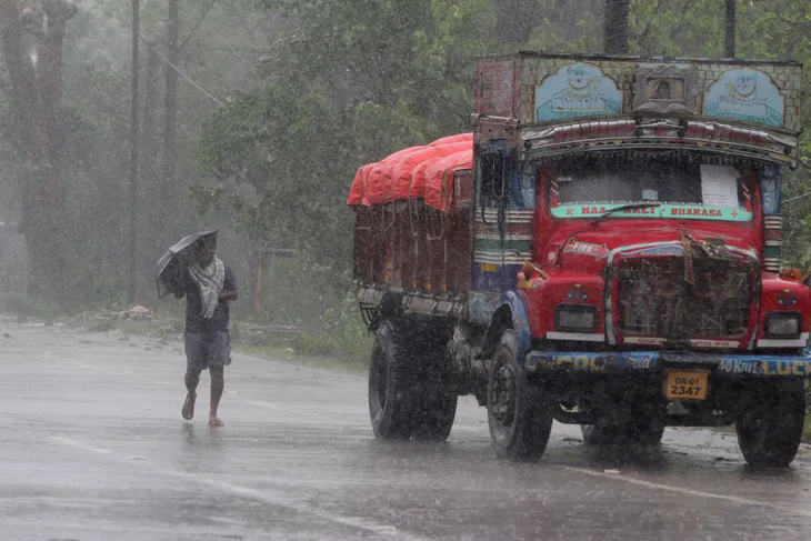 Siêu bão Amphan tàn phá Ấn Độ và Bangladesh, ít nhất 20 người thiệt mạng - Ảnh 5. Siêu bão Amphan tàn phá Ấn Độ và Bangladesh, ít nhất 20 người thiệt mạng - Ảnh 5.