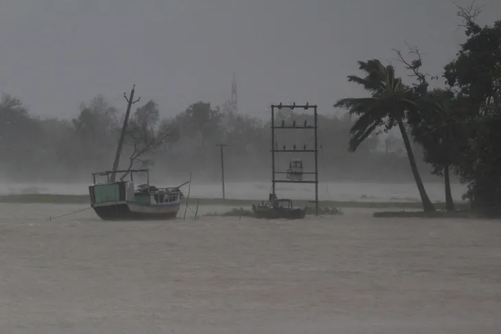 Siêu bão Amphan tàn phá Ấn Độ và Bangladesh, ít nhất 20 người thiệt mạng - Ảnh 6. Siêu bão Amphan tàn phá Ấn Độ và Bangladesh, ít nhất 20 người thiệt mạng - Ảnh 6.