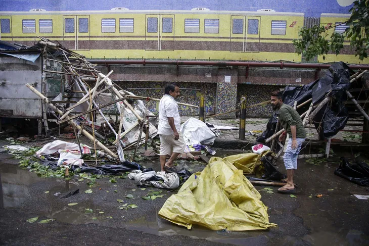 Siêu bão Amphan tàn phá Ấn Độ và Bangladesh, ít nhất 20 người thiệt mạng - Ảnh 7. Siêu bão Amphan tàn phá Ấn Độ và Bangladesh, ít nhất 20 người thiệt mạng - Ảnh 7.